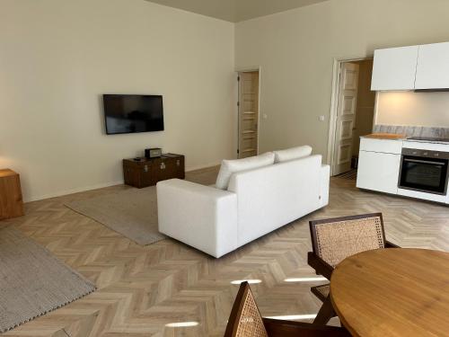 Una sala de estar con un sofá blanco y una mesa. en Downtown collection apartments, en Funchal