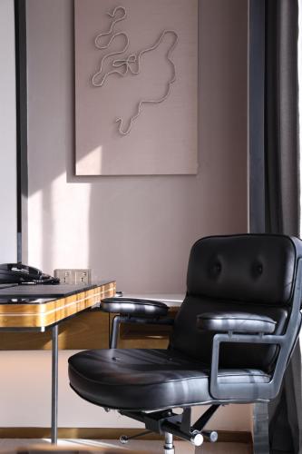 a black chair sitting in front of a desk at Crowne Plaza Hangzhou Qiantang - The subway can reach the West Lake scenic area as well as the airport and high-speed rail station, adjacent to Jinsha Lake and Longfor paradise walk in Hangzhou