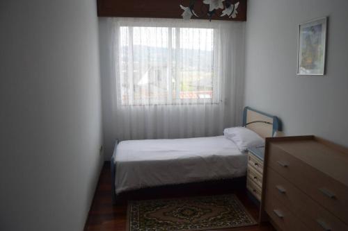 a small bedroom with a bed and a window at Precioso apartamento de 3 habitaciones en Cabañas in Cabañas