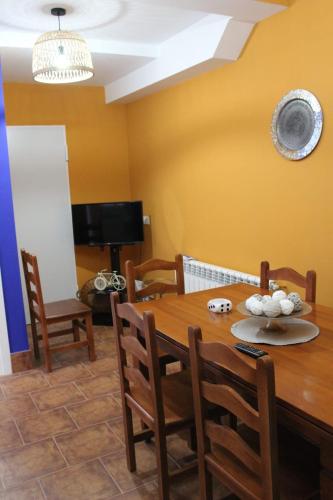 a dining room with a wooden table and chairs at Jabalon bajo in Villanueva de los Infantes