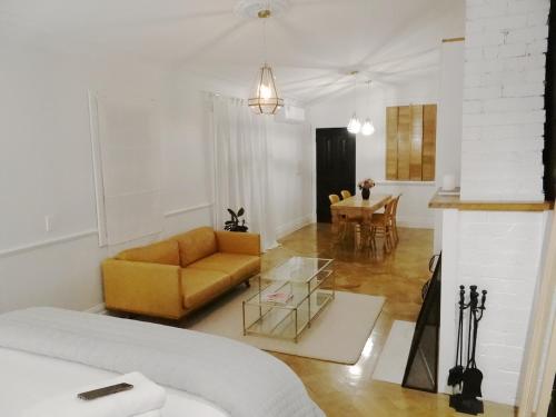 una sala de estar con un sofá y una mesa en Spudkinn House, en Mortlake