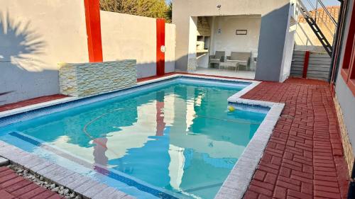 Πισίνα στο ή κοντά στο Nyasa Guest House in Johannesburg