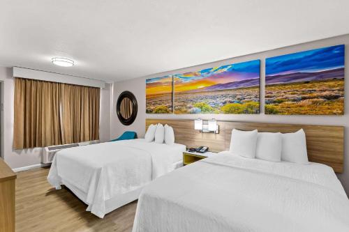 Postel nebo postele na pokoji v ubytování Days Inn by Wyndham Buckeye