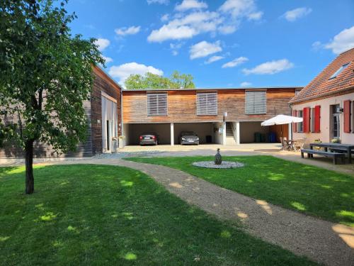a courtyard with a building with a car garage at Grafschaft in Jüterbog
