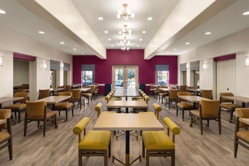 Hampton Inn Tropicana Image