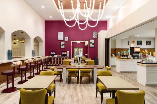 Hampton Inn Tropicana Image