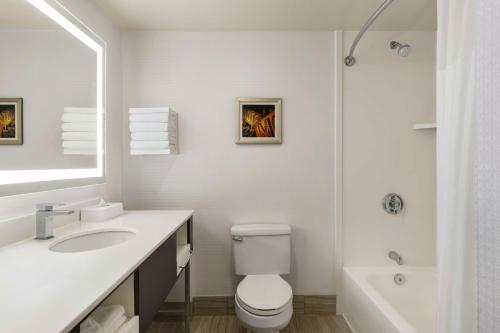 Hampton Inn Tropicana Image