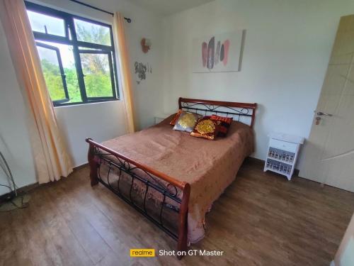 Appartement Pte aux Canonniers في بوانت أو كانونيرس: غرفة نوم بها سرير في غرفة بها نافذة