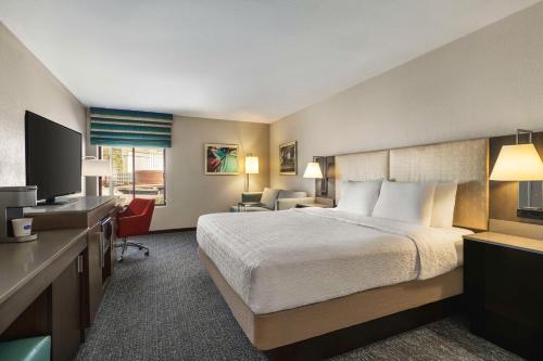 Hampton Inn Tropicana Image
