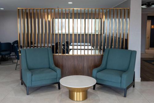 two chairs and a coffee table in a lobby at La Quinta by Wyndham Dallas Mesquite in Mesquite