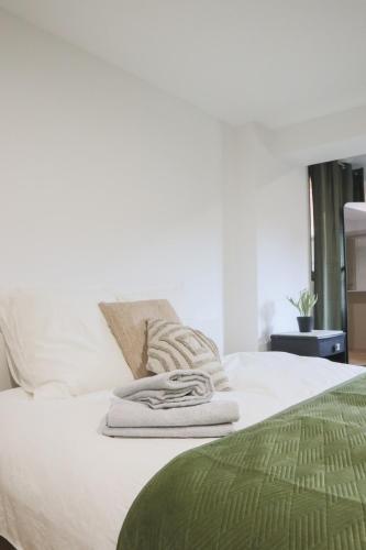 un lit blanc avec des serviettes dessus dans l'établissement L 'imperial, Elegance & Volupté, à Wahlbach