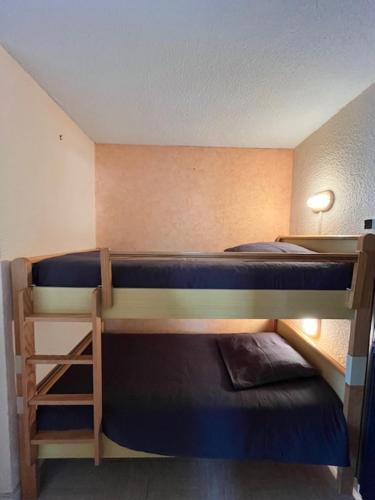 - 2 lits superposés dans une petite chambre dans l'établissement Appartement 4-6 pers Plein sud, à L'Alpe-d'Huez