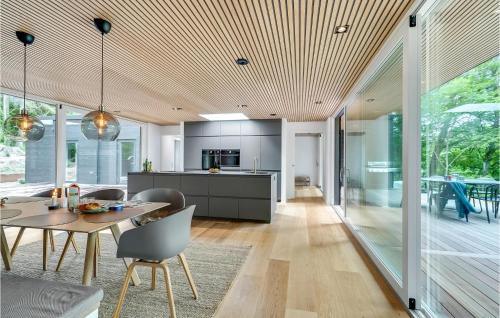 BryrupにあるGorgeous Home In Bryrup With Kitchenのオープンキッチン、ダイニングルーム(テーブル、椅子付)