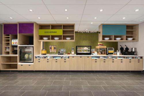 Η κουζίνα ή μικρή κουζίνα στο Home2 Suites By Hilton Dalton