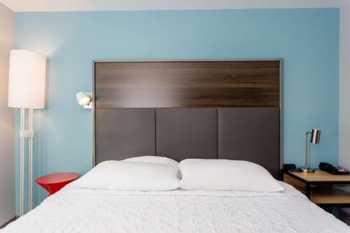 a bedroom with a large bed with a large headboard at Tru By Hilton Panama City Beach in Panama City Beach