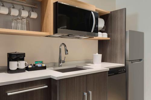 Η κουζίνα ή μικρή κουζίνα στο Home2 Suites By Hilton Dalton