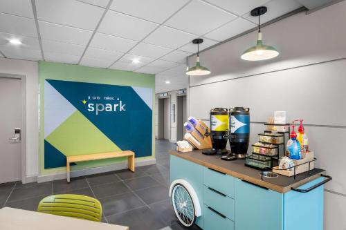 a waiting room with a counter with a drink at Spark by Hilton Richardson Dallas in Richardson