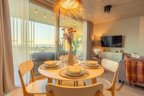 a dining room with a table and chairs at Marina Resort Apartments by Hiekka Booking in Kalajoki