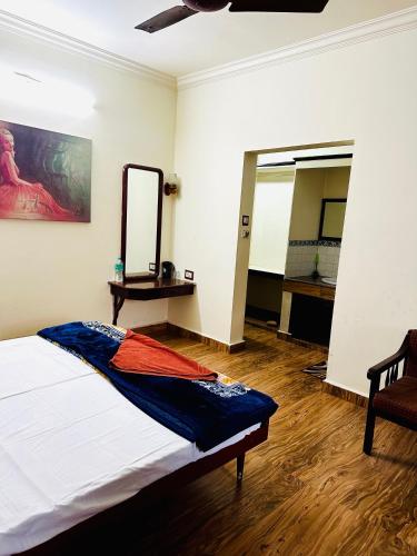 Una cama o camas en una habitación de Athens Hotel