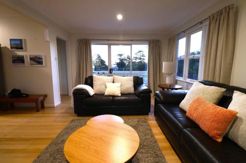 Area soggiorno di Cozy Family Home 10min to Airport and Pet friendly