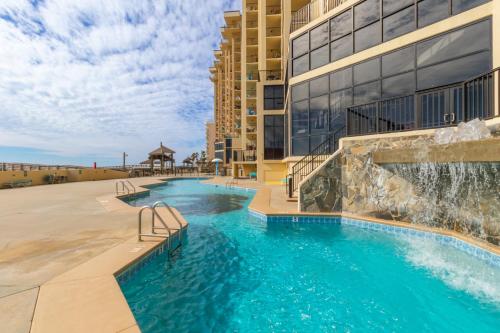 ein Schwimmbad vor einem Gebäude in der Unterkunft Phoenix II Vacation Condos in Orange Beach