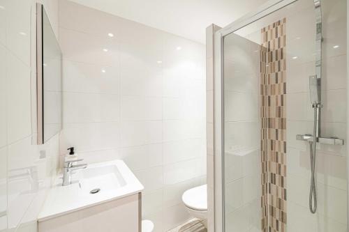 une salle de bain avec toilettes, lavabo et douche dans l'établissement Renovated apt with Parking & Terrace - Palm Beach, à Cannes