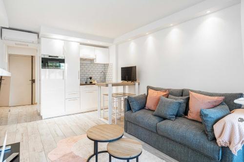 un salon avec un canapé et une table dans l'établissement Renovated apt with Parking & Terrace - Palm Beach, à Cannes