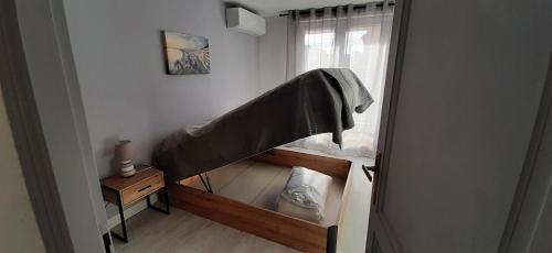 une chambre avec un lit superposé et une fenêtre dans l'établissement Baccarat, à Fréjus