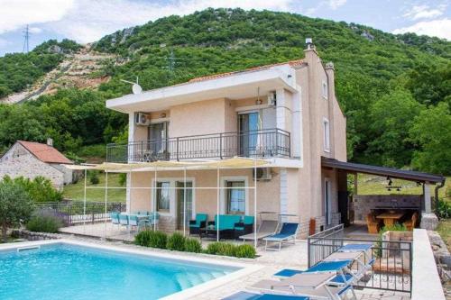 Villa with Pool by aneo travel