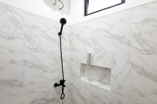 Ένα μπάνιο στο Urbanview Hotel Syariah Terra House Pati by RedDoorz