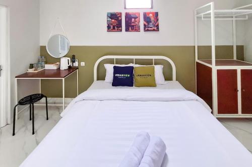 Ένα ή περισσότερα κρεβάτια σε δωμάτιο στο Urbanview Hotel Syariah Terra House Pati by RedDoorz