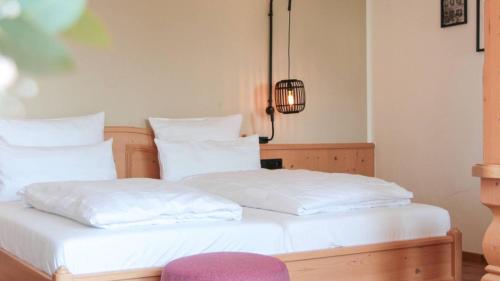 Postel nebo postele na pokoji v ubytování Hotel Leinsweiler Hof