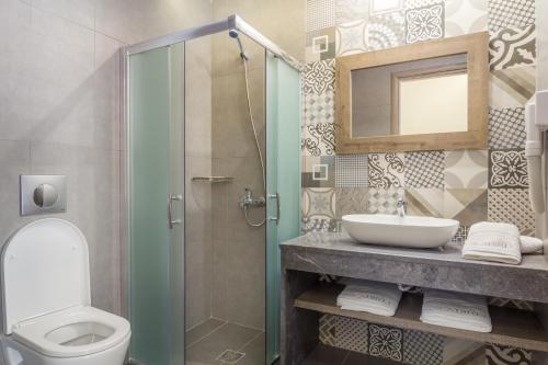 スカラ・ポタミアスにあるSeabird Apartmentsのバスルーム(トイレ、洗面台、シャワー付)