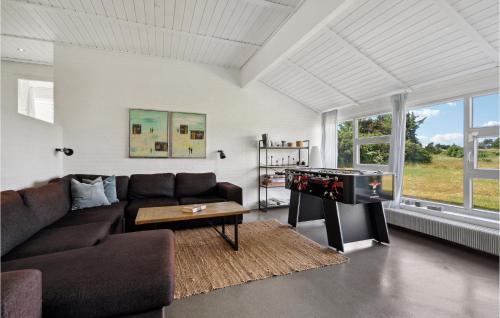 Khu vực ghế ngồi tại Lovely Home In Ringkøbing With Sauna