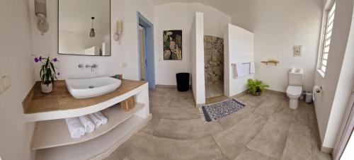 Ένα μπάνιο στο Le Mandala Moris Villa