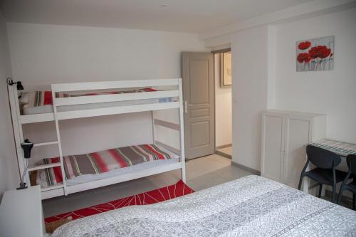 - une chambre avec des lits superposés blancs dans l'établissement Rez de chaussée, place du marché, plage à pied, à Pornichet