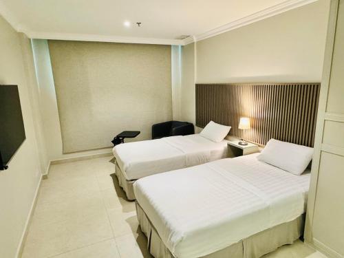 Postel nebo postele na pokoji v ubytování Times Square Suite Hotel
