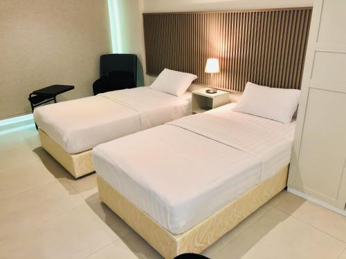 Postel nebo postele na pokoji v ubytování Times Square Suite Hotel