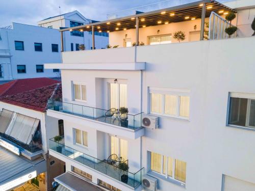 - une vue aérienne sur un bâtiment blanc avec balcon dans l'établissement Arcade Apartment Panoramic View, à Vólos