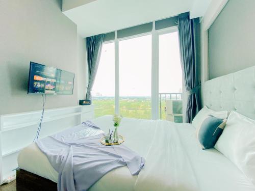 Ένα ή περισσότερα κρεβάτια σε δωμάτιο στο Simply and Modern Look 1BR at Tree Park City BSD Apartment By Travelio