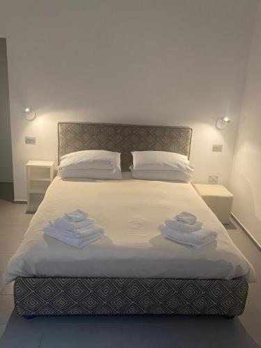 a bedroom with a bed with white sheets and white pillows at Casa Felice Apartment in Orvieto