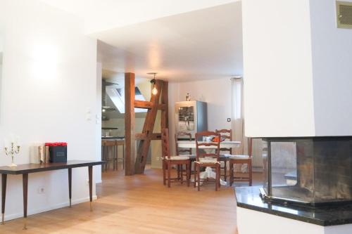 un salon avec une table et une salle à manger dans l'établissement Au coin du feu, Authentic & Natural, à Wahlbach