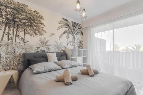 une chambre avec un grand lit avec deux oreillers dans l'établissement Appartement à Antibes avec terrasse ensoleillée, à Antibes