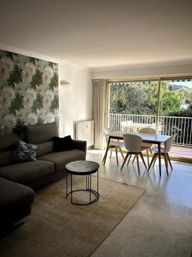 un salon avec un canapé et une table dans l'établissement Appartement à Antibes avec terrasse ensoleillée, à Antibes