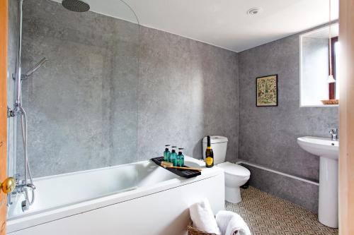 Un baño con bañera, inodoro y lavabo. en Wellington Terrace, Private Garden, en Moreton-in-Marsh