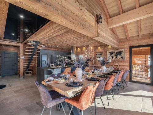 une salle à manger avec une longue table et des chaises dans l'établissement Chalet Mitoyen LA SAPINETTE - Bo Immobilier - Châtel Multipass Été 2025 en option au tarif de 3euros par jour et par personne, à Châtel