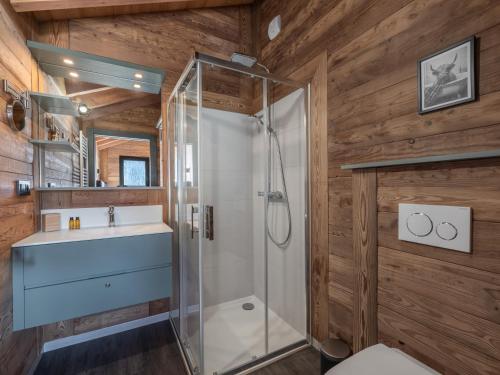 un bagno con doccia e lavandino di Chalet Mitoyen LA SAPINETTE - Bo Immobilier - remises sur les forfaits de skis Châtel ou Portes du soleil a Châtel