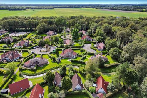an aerial view of a house at Graspieper I Vrijstaand Huisje met Brede Tuin in Zwiggelte