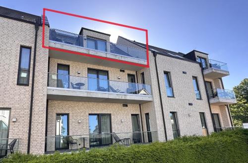 a tall brick building with a large mirror on it at 4Hafenzeiten - NIE10 Gertrud II in Niendorf