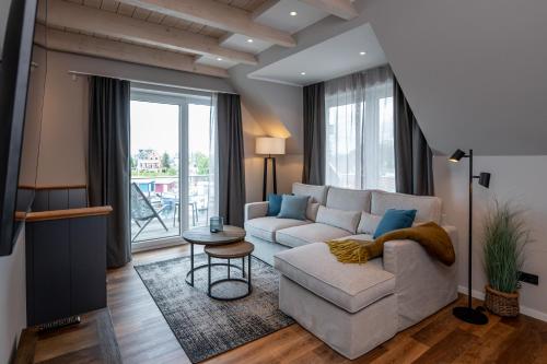 ニーンドルフにある4Hafenzeiten - NIE12 Memelのソファとテーブルのあるリビングルーム